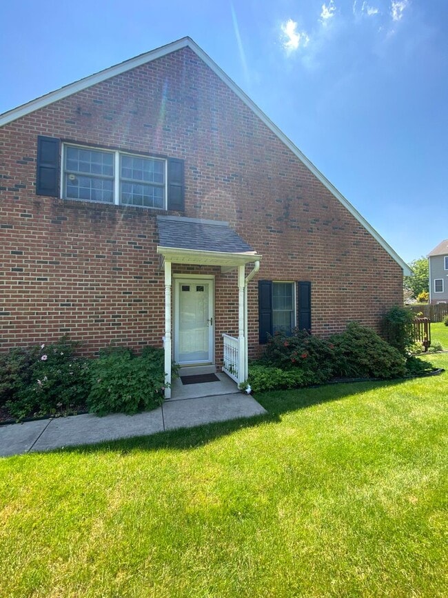Photo - Beautiful 3 BR End Unit Townhouse in Summit Hills!