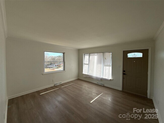 Photo - 1928 Russell Ave