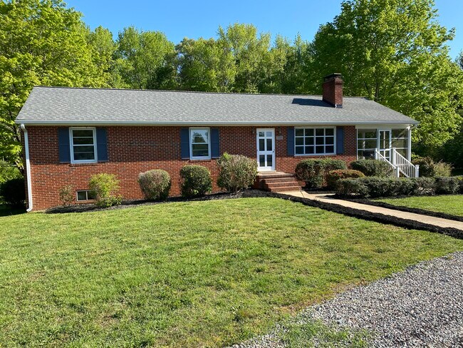 Front - 3690 Old Buckingham Rd