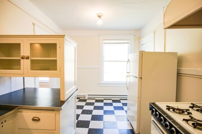 Photo - Snag this Stately One-Bedroom off of Bustl... Unidad 06