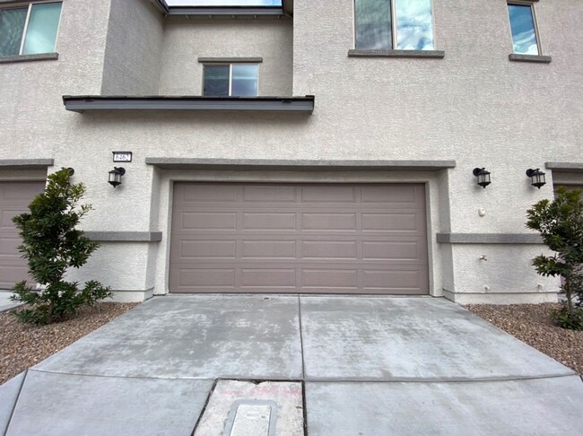 3 BED , 2.5 BA. -- Gated community! w/ 2 C... - 3 BED , 2.5 BA. -- Gated community! w/ 2 C... Casa