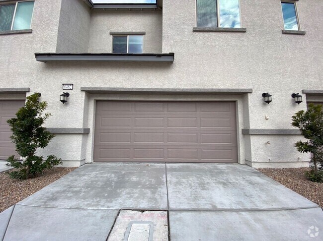 Building Photo - 3 BED , 2.5 BA. -- Gated community! w/ 2 C... Rental