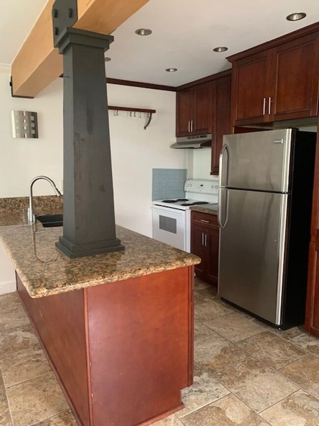 Building Photo - 1bd/1ba Lower, corner Unit 13