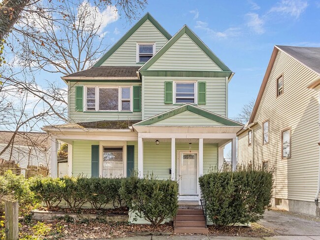 Building Photo - 285 Richard St