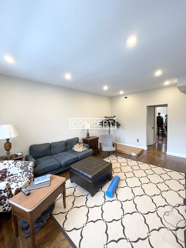 Photo - 2017 Commonwealth Ave Unit 5