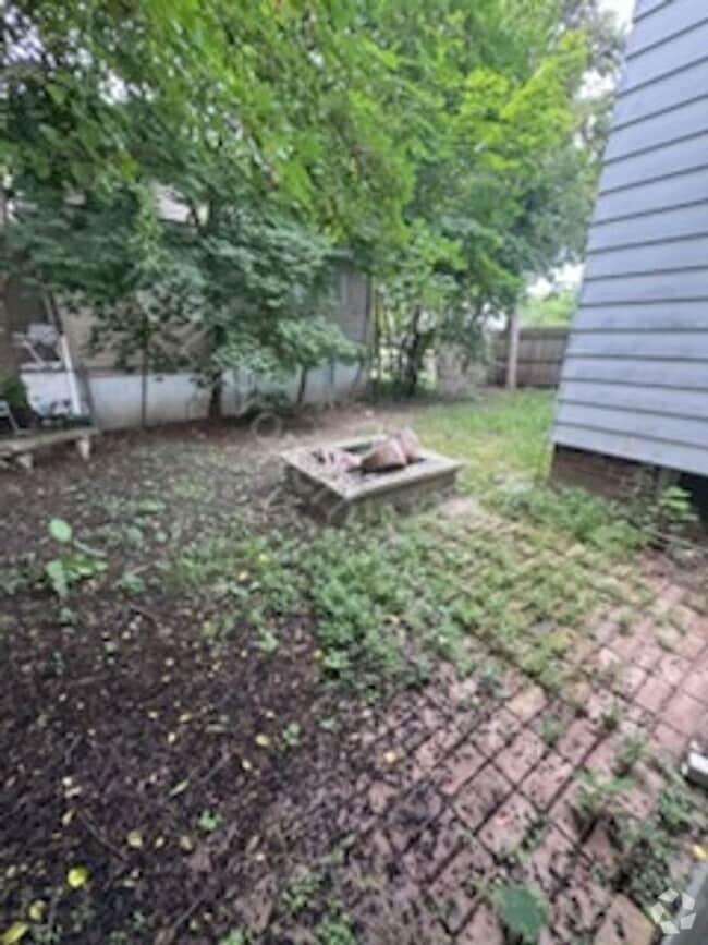 Building Photo - Large 4 bedroom 1 bath house