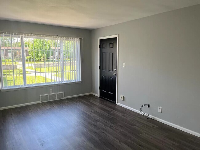 LR - N84W15464 Menomonee Ave Unit #2