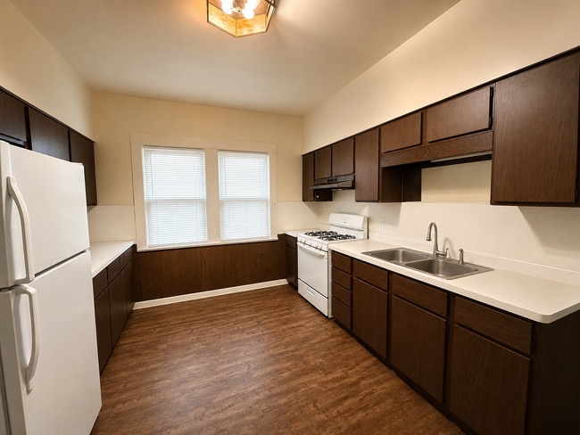 Building Photo - MOVE-IN SPECIAL! Roomy 2 bedroom apartment on the growing NW Side! An availability that won't last! Unit 1016 Fremont Ave NW 2
