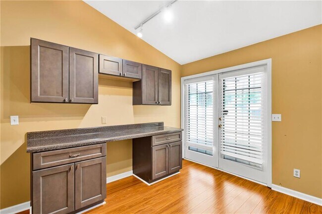 Photo - 2755 Janet St