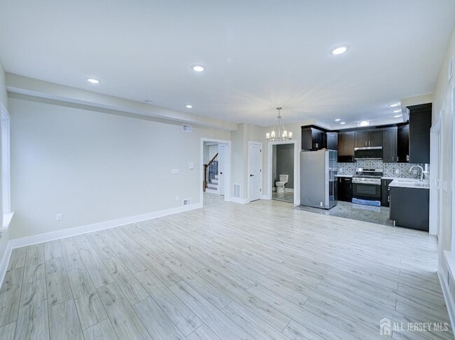 Photo - 8 Travers Ave