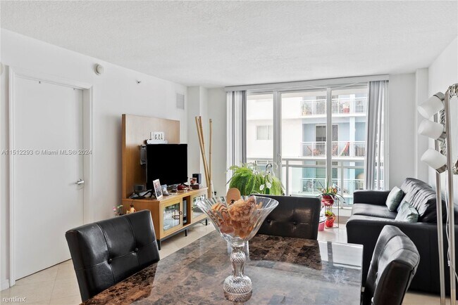 Photo - 1 br, 1.5 bath Condo - 6917 Collins Ave Ap... Unit Apt 1512