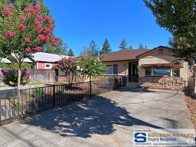 Building Photo - Roomy 3 bd. home just steps away from Todd...