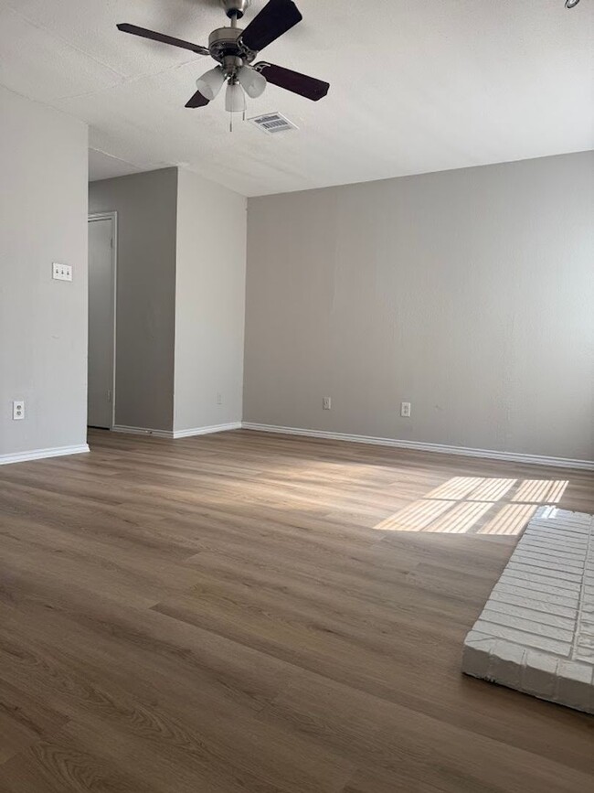 Photo - River Crossing - 2BD Townhome - Two Story - Near Downtown - Full Laundry - Small Yard - Reserved ...