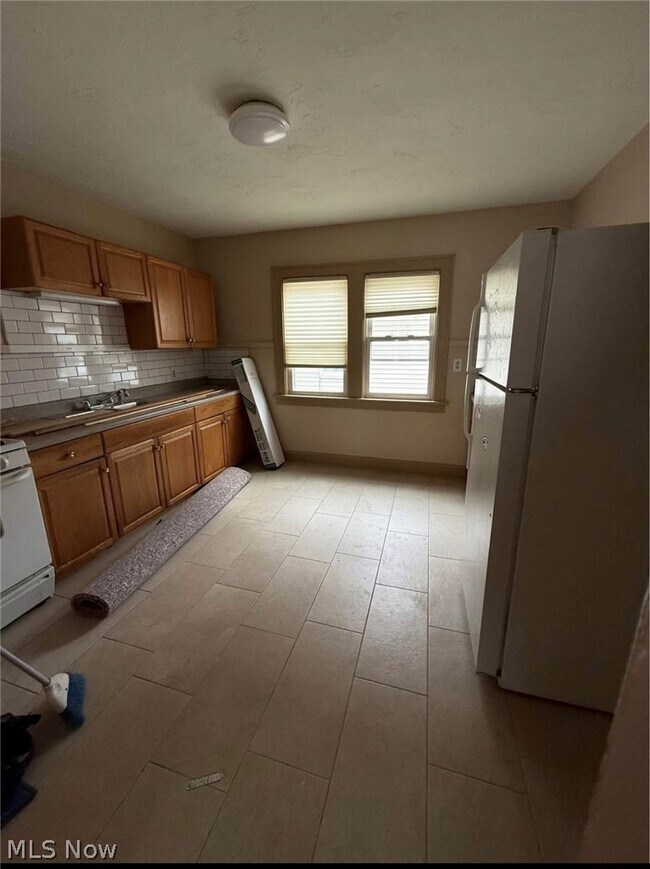 Photo - 3147 W 82nd St