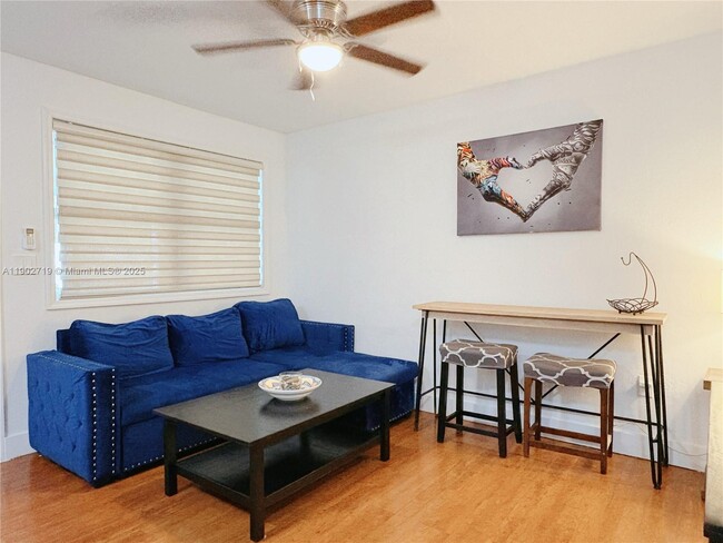 Building Photo - 1726 Thomas St Unit 3