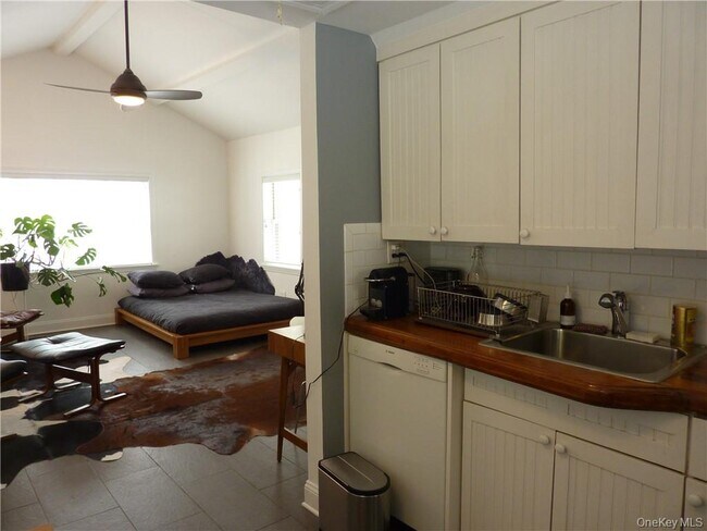 39 Laurelton Rd