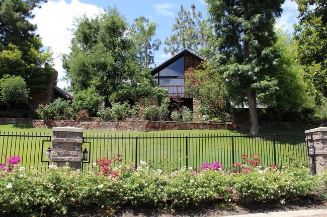 Building Photo - Unique Bakersfield Home for Rent Bakersfiled Country Club