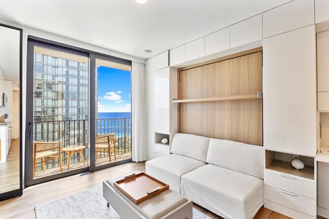 Photo - 987 Queen St