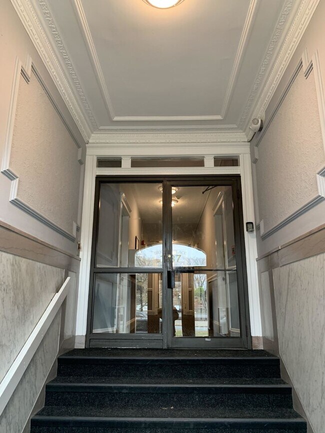 Photo - Large Studio on MBTA GL-B @ Washington