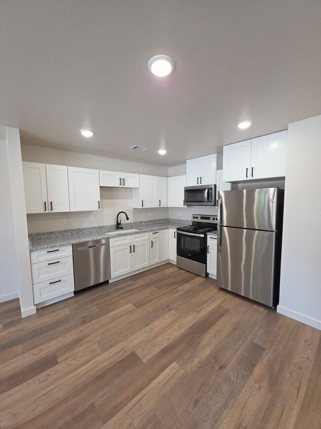 Photo - 709 W 12th St Unit A