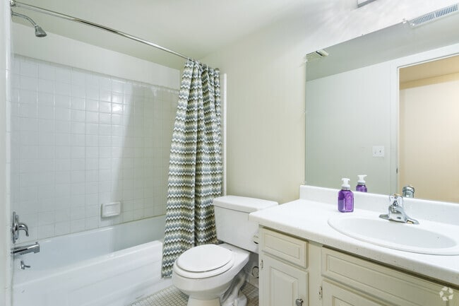 2 BR, 1 BA - 900 SF