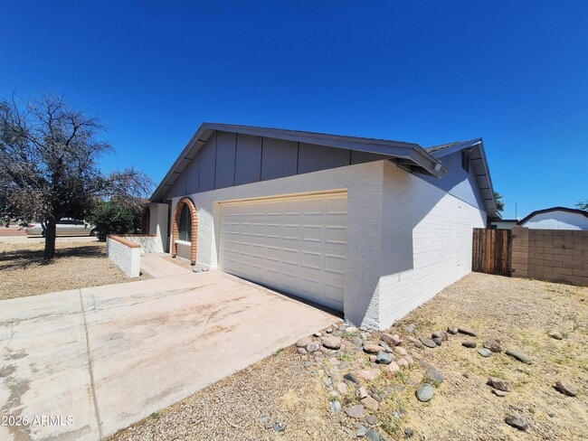 Building Photo - 4142 W Sunnyside Ave