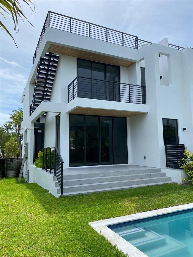 Photo - 570 Fernwood Rd