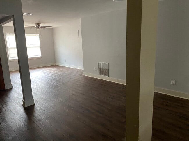 Área de estar principal - 3105 Dartmouth Dr
