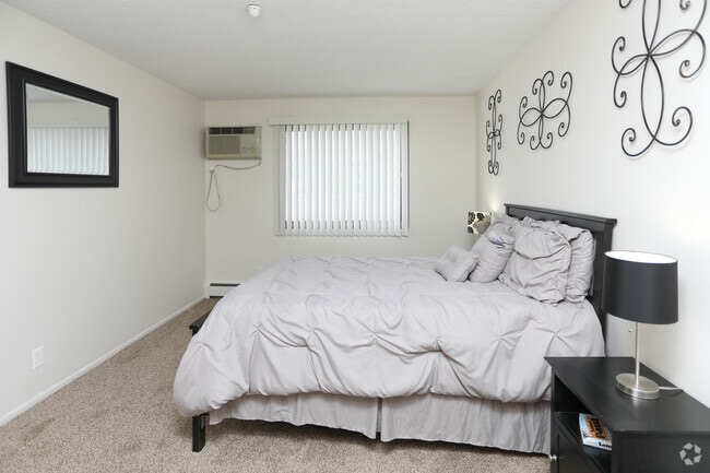 2BR, 1.5BA - 990 SF
