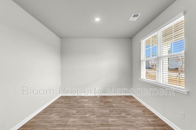 Photo - 205 Maple Hl Dr