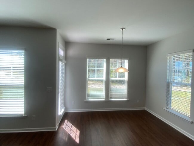 Photo - Spacious 4 Bedroom - great location