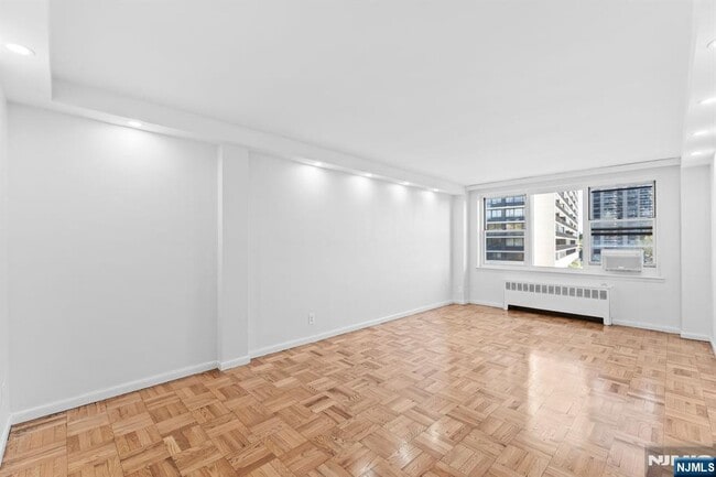 Building Photo - 1450 Palisade Ave Unit 4L