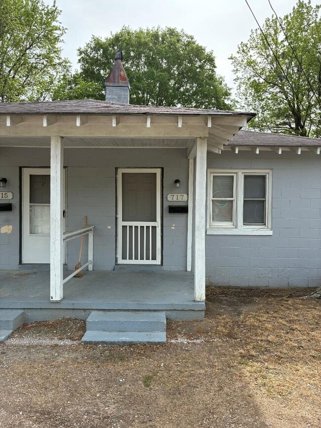 Photo - 717 Harper St E