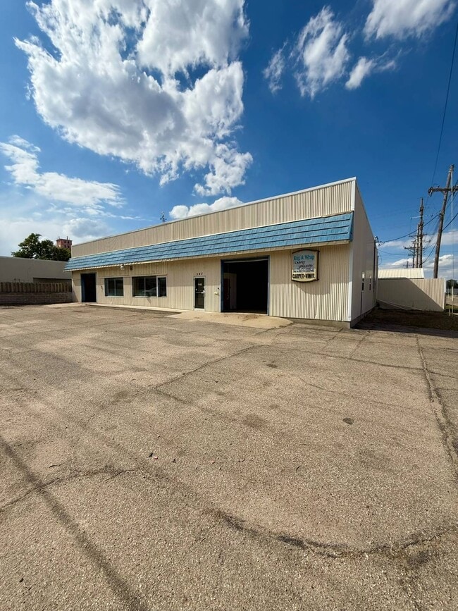 Photo - 305 W 5th St