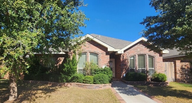 3 bed 2 bath patio home, 3 car garage! - 3 bed 2 bath patio home, 3 car garage!