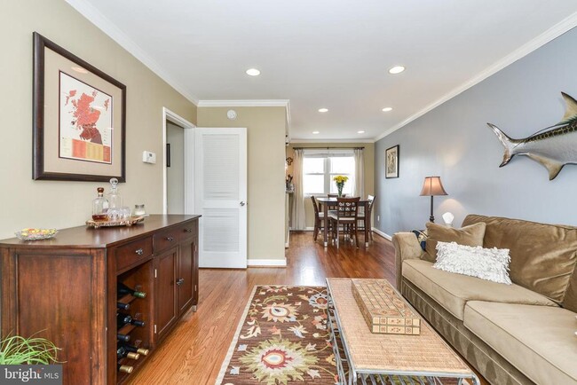 Building Photo - 629 S Henry St