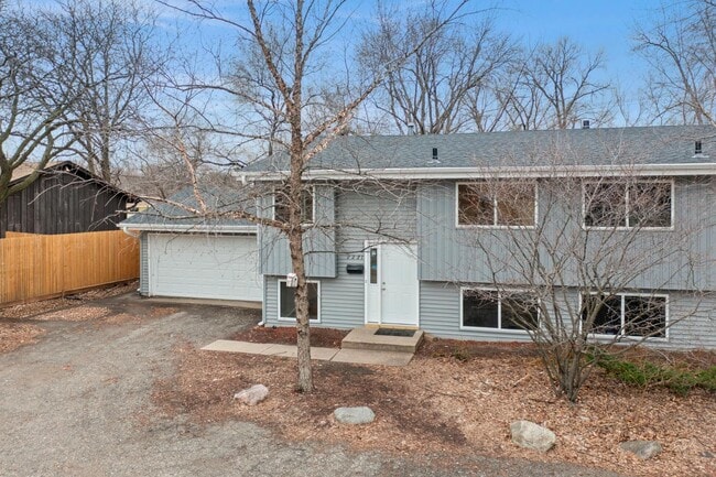 Photo - 2221 W 82nd St