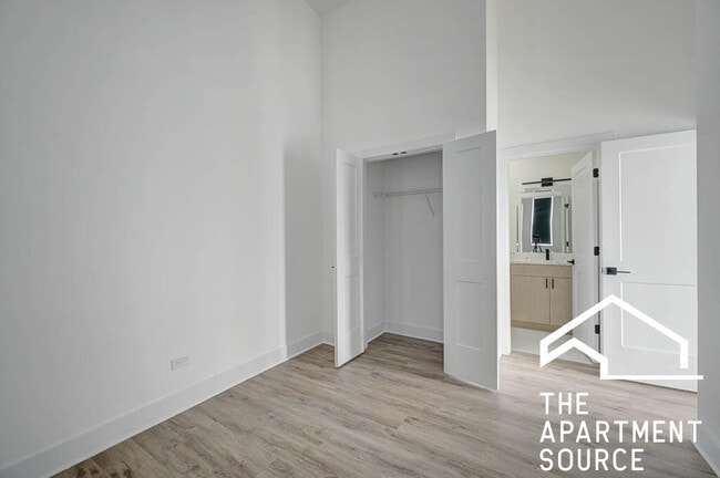 Photo - 4734 N Artesian Ave Unit 2