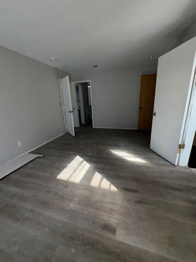 Building Photo - 421 N Nesmith Ave Unit 421 1/2 N Nesmith Ave