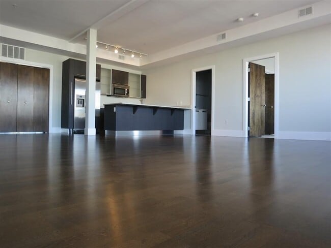 Building Photo - 154 W 2nd St Unit 401