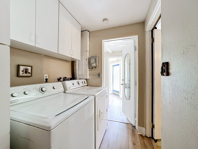Photo - 2380 Bay St