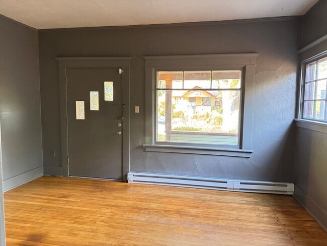 1262 W 5th Ave