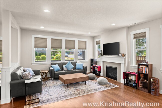 Photo - Gorgeous *Corner Lot* 4 BD* 2.5 BA* Single...