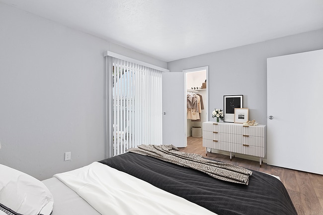 MacArthur Place at 183