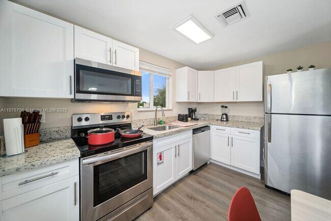 Building Photo - 2311 Scott St Unit 4 Rental