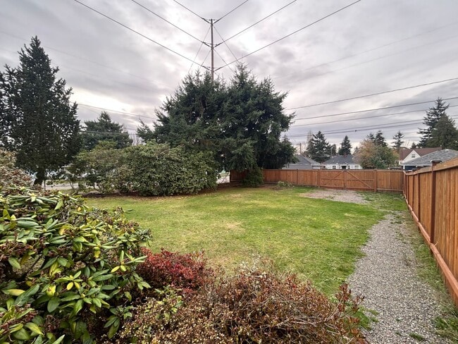 Photo - Great 3 bedroom 1.75 bath House in Tacoma with large backyard!