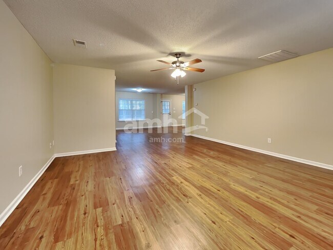 Photo - 101 Ducane St