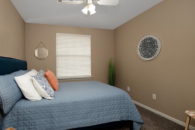 Photo - 110 N Valley Oaks Cir