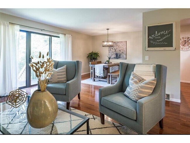 Photo - 334 W 5th St