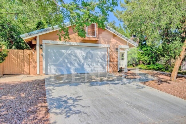 Building Photo - 1132 E Linda Ln